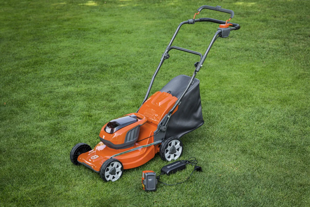 HUSQVARNA LC 137i s 2 akumulátory a nabíječkou