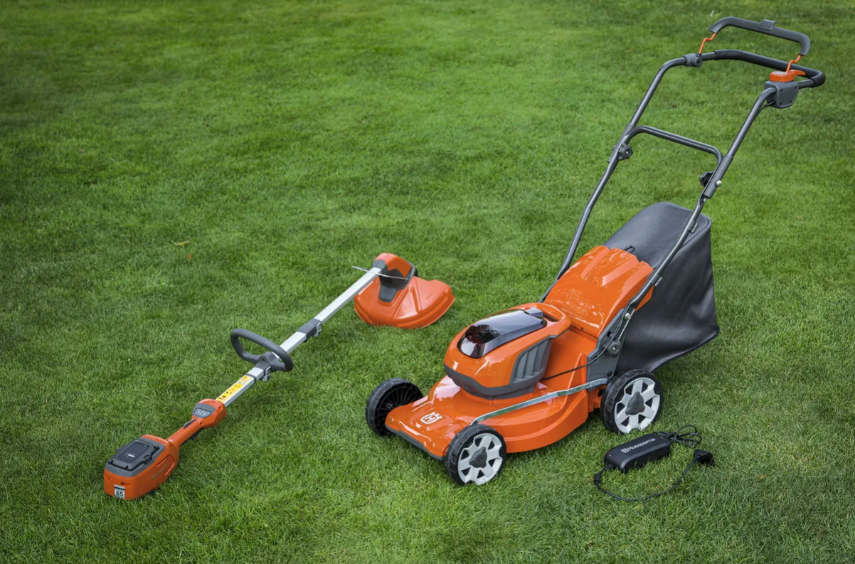 HUSQVARNA LC 137i s 2 akumulátory a nabíječkou